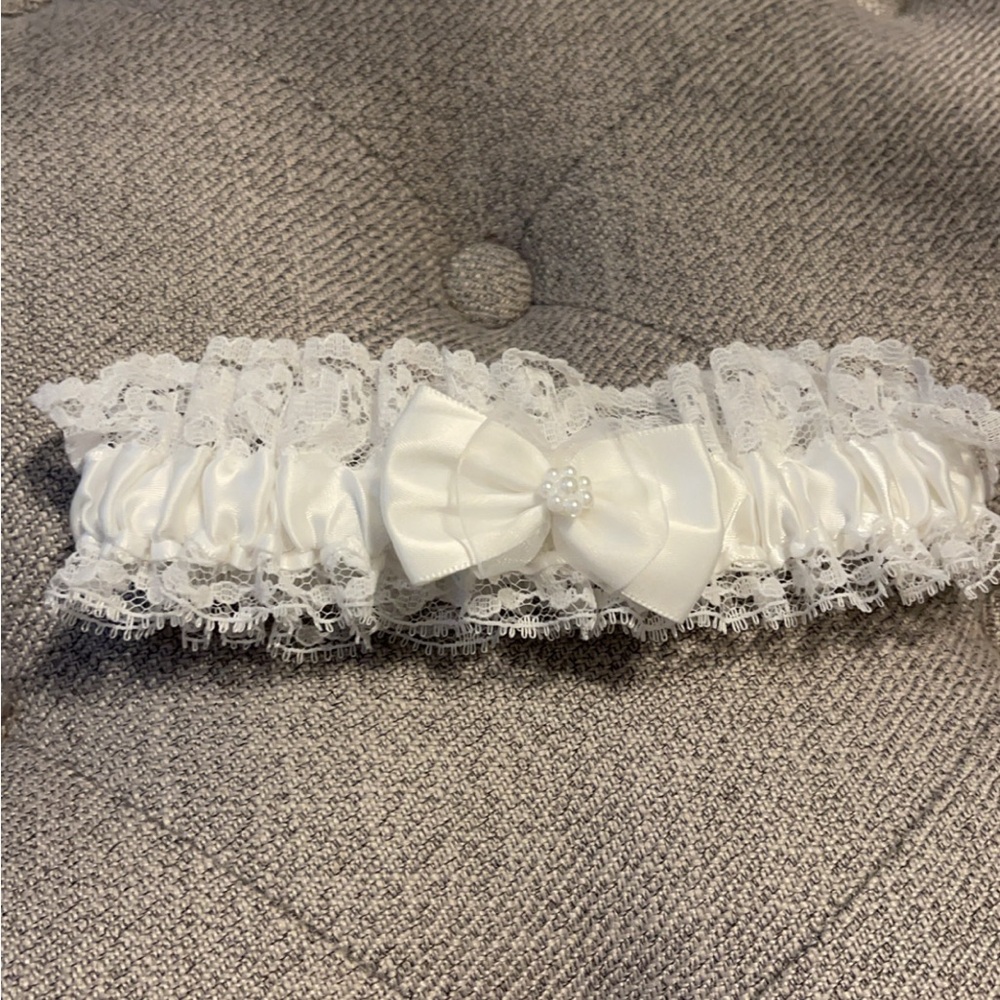 BRAND NEW without tags. NEVER WORN lace with bow detail garter